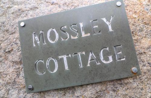 St. Buryan House | Cozy Mossley Cottage: Pet & Child Friendly Retreat