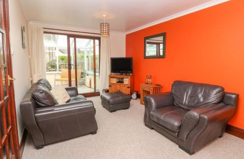 St. Buryan House | Cozy Mossley Cottage: Pet & Child Friendly Retreat