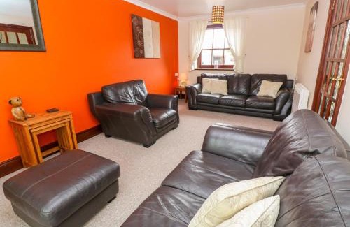 St. Buryan House | Cozy Mossley Cottage: Pet & Child Friendly Retreat
