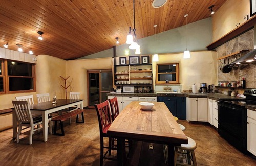 Mariposa House | Cozy Mossyrock Strawbale House: Pet-Friendly & Near Yosemite