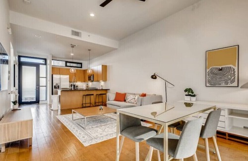 South Lamar Condo | Stylish South Austin Condo with Spa and Hot Tub Amenities