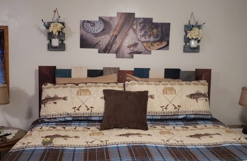 Shady Cove Cottage | Captivating River Views with Family-Friendly Amenities