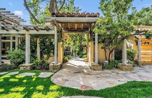 Calabasas House | Unwind in Calabasas: Relaxation Awaits with Unique Amenities