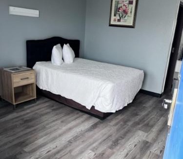 Lordsburg Hotel | Budget-Friendly Motel 10: Ideal for Families and Pets