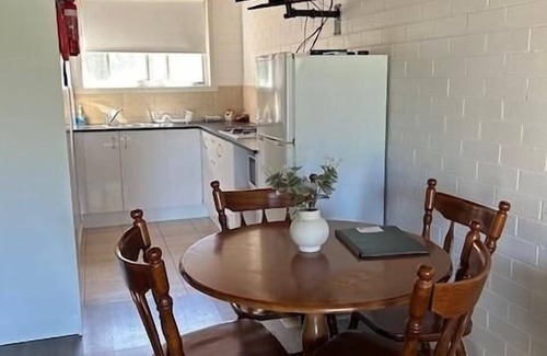 Thornton Apartment | Cozy Motel 4 - Comfortable Queen Bed & Bunk Set for Families