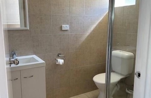 Thornton Apartment | Cozy Motel 4 - Comfortable Queen Bed & Bunk Set for Families