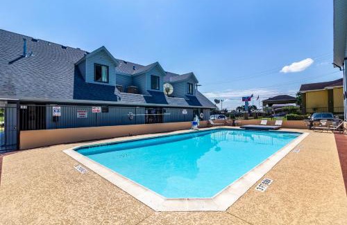 Alvin Hotel | Discover Pet-Friendly Comfort at Motel 6-Alvin, TX