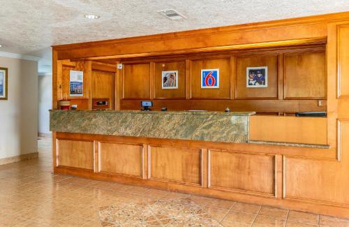 Alvin Hotel | Discover Pet-Friendly Comfort at Motel 6-Alvin, TX