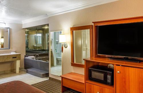 Alvin Hotel | Discover Pet-Friendly Comfort at Motel 6-Alvin, TX
