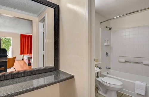 Americus Hotel | Budget-Friendly Motel 6 in Americus, GA with Pool & Breakfast