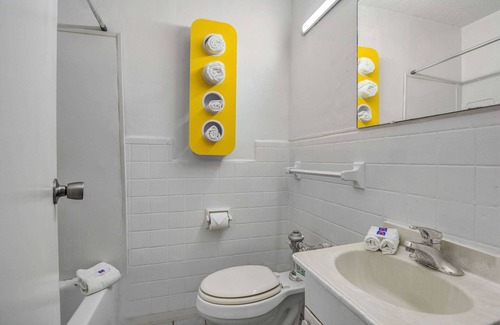 Americus Hotel | Budget-Friendly Motel 6 in Americus, GA with Pool & Breakfast