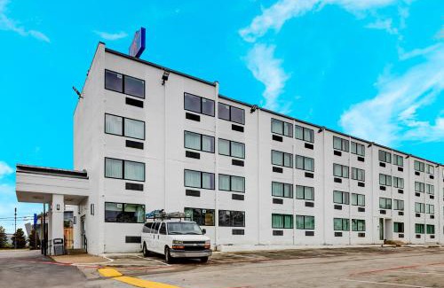 Central Arlington Hotel | Comfortable Motel 6 in Arlington's Entertainment District