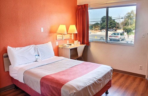 Atascadero Hotel | Discover Motel 6 Atascadero: Poolside Getaway Awaits!
