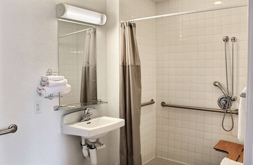 Atascadero Hotel | Discover Motel 6 Atascadero: Poolside Getaway Awaits!