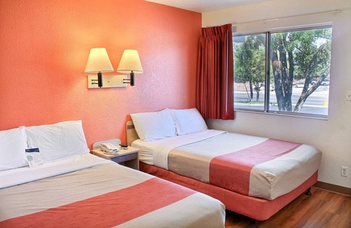 Atascadero Hotel | Discover Motel 6 Atascadero: Poolside Getaway Awaits!