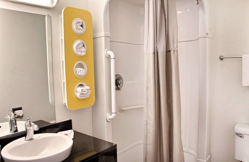 Atascadero Hotel | Discover Motel 6 Atascadero: Poolside Getaway Awaits!