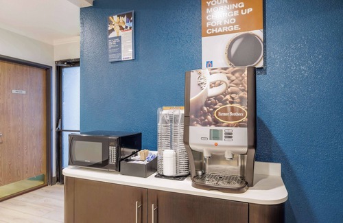 North Auburn Hotel | Convenient Motel 6 Auburn, CA with Pool and Breakfast