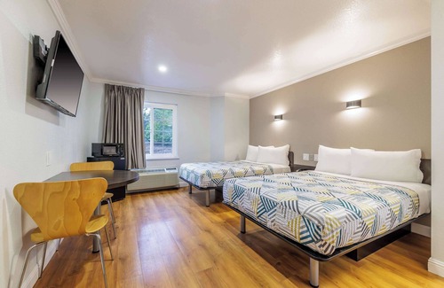 North Auburn Hotel | Convenient Motel 6 Auburn, CA with Pool and Breakfast