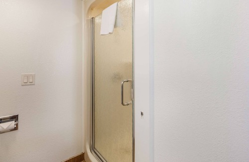North Auburn Hotel | Convenient Motel 6 Auburn, CA with Pool and Breakfast
