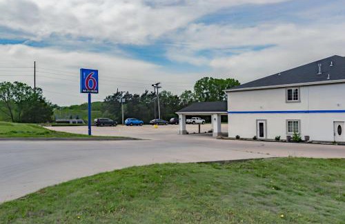 Augusta Hotel | Pet-Friendly Motel 6 in Augusta, KS - Rated 7.6/10