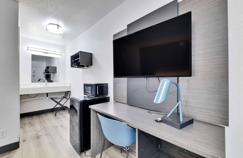 Parker Lane Hotel | Affordable Motel 6 Austin, TX - Airport with Pool & Breakfast