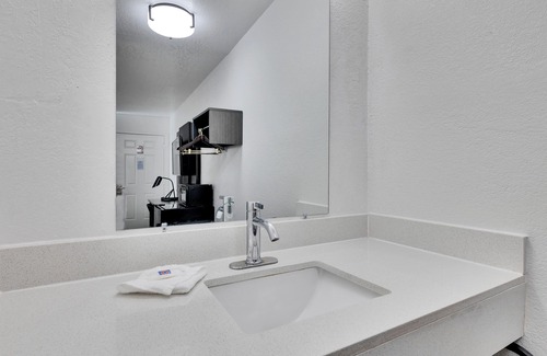 Parker Lane Hotel | Affordable Motel 6 Austin, TX - Airport with Pool & Breakfast