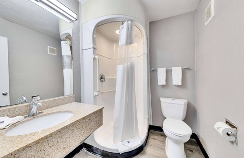 Parker Lane Hotel | Affordable Motel 6 Austin, TX - Airport with Pool & Breakfast