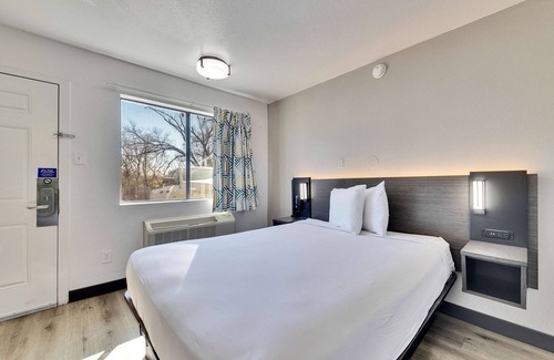 Parker Lane Hotel | Affordable Motel 6 Austin, TX - Airport with Pool & Breakfast