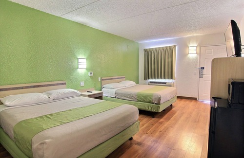 North Loop Hotel | Budget-Friendly Motel 6 in Central Downtown Austin, TX