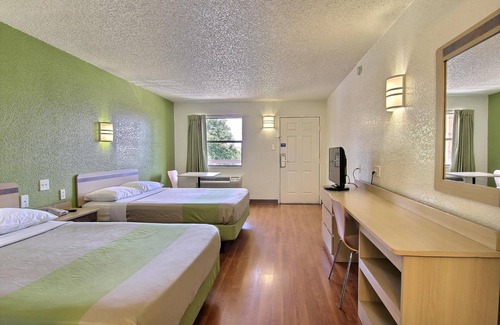 North Loop Hotel | Budget-Friendly Motel 6 in Central Downtown Austin, TX