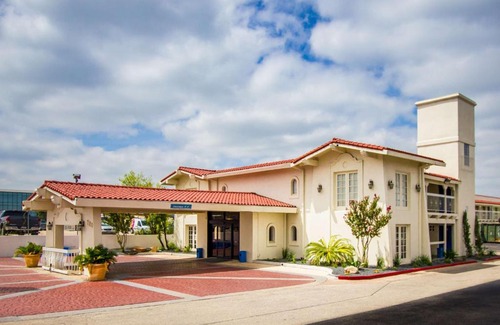 St. Johns Hotel | Pet-Friendly Motel 6 in Midtown Austin, TX with Pool Access