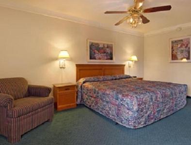 St. Johns Hotel | Pet-Friendly Motel 6 in Midtown Austin, TX with Pool Access