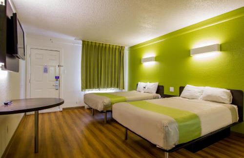 St. Johns Hotel | Pet-Friendly Motel 6 in Midtown Austin, TX with Pool Access