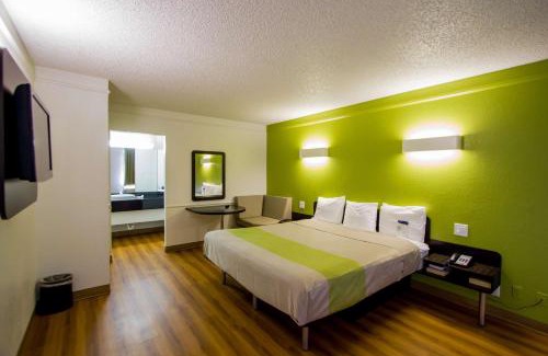 St. Johns Hotel | Pet-Friendly Motel 6 in Midtown Austin, TX with Pool Access