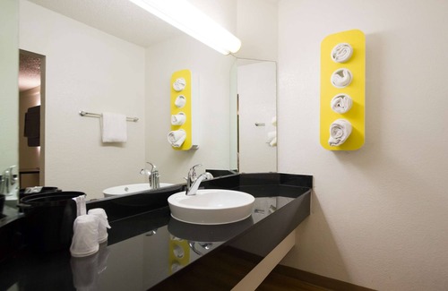 St. Johns Hotel | Budget-Friendly Motel 6 in Vibrant Midtown Austin