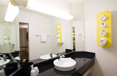 St. Johns Hotel | Budget-Friendly Motel 6 in Vibrant Midtown Austin