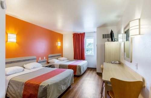 Wisconsin Dells Hotel | Budget-Friendly Motel 6 Baraboo, WI - Family Amenities Await