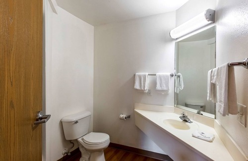 Wisconsin Dells Hotel | Budget-Friendly Motel 6 Baraboo, WI - Family Amenities Await