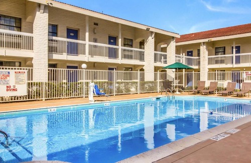 Baytown Hotel | Pet-Friendly Getaway at Motel 6-Baytown, TX - Garth Rd