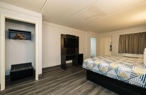 Baytown Hotel | Pet-Friendly Getaway at Motel 6-Baytown, TX - Garth Rd