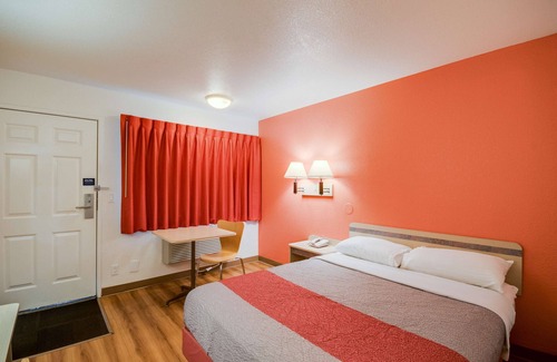 Sehome Hotel | Cozy Motel 6 Bellingham: Pool, Spa & Breakfast Included