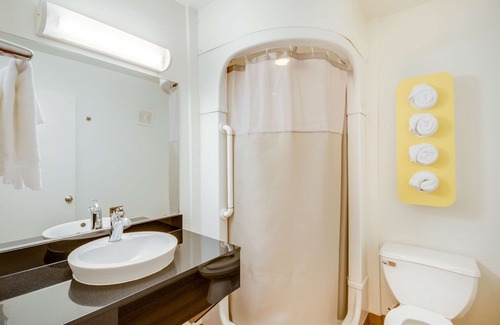 Sehome Hotel | Cozy Motel 6 Bellingham: Pool, Spa & Breakfast Included