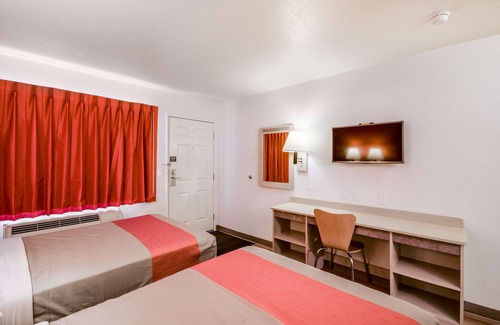 Sehome Hotel | Cozy Motel 6 Bellingham: Pool, Spa & Breakfast Included