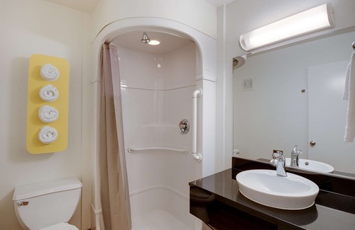 Sehome Hotel | Cozy Motel 6 Bellingham: Pool, Spa & Breakfast Included