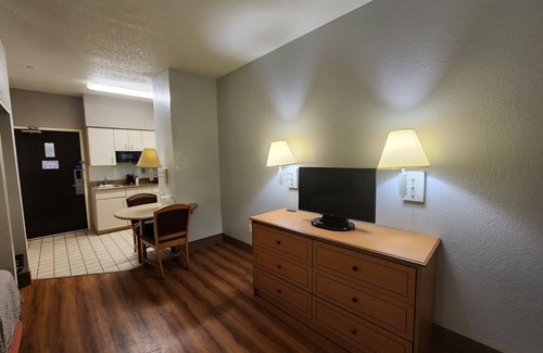 Biloxi Hotel | Budget-Friendly Motel 6 Biloxi, MS - Enjoy Pool & Breakfast