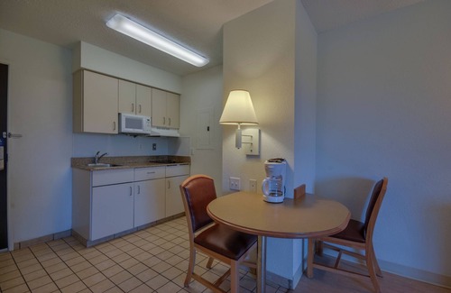Biloxi Hotel | Budget-Friendly Motel 6 Biloxi, MS - Enjoy Pool & Breakfast