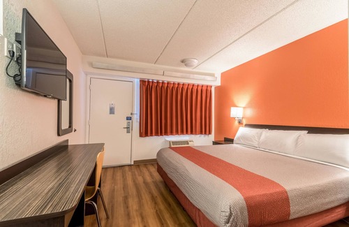 Homewood Hotel | Budget-Friendly Motel 6 in Birmingham, AL with Breakfast