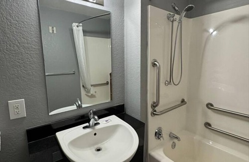 Bismarck Hotel | Family-Friendly Motel 6 in Bismarck with Pool & Breakfast
