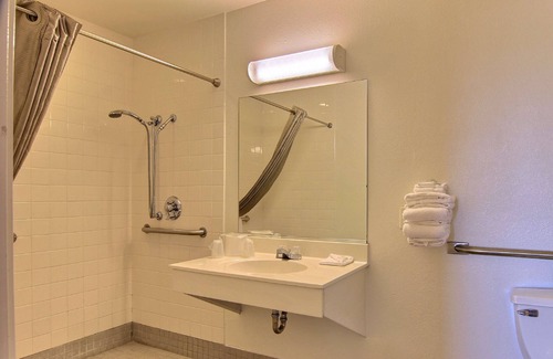 Bismarck Hotel | Family-Friendly Motel 6 in Bismarck with Pool & Breakfast