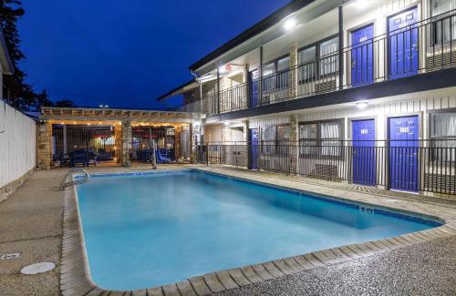 Boerne Hotel | Pet-Friendly Motel 6 in Boerne, TX - Guest Rated 8.3/10